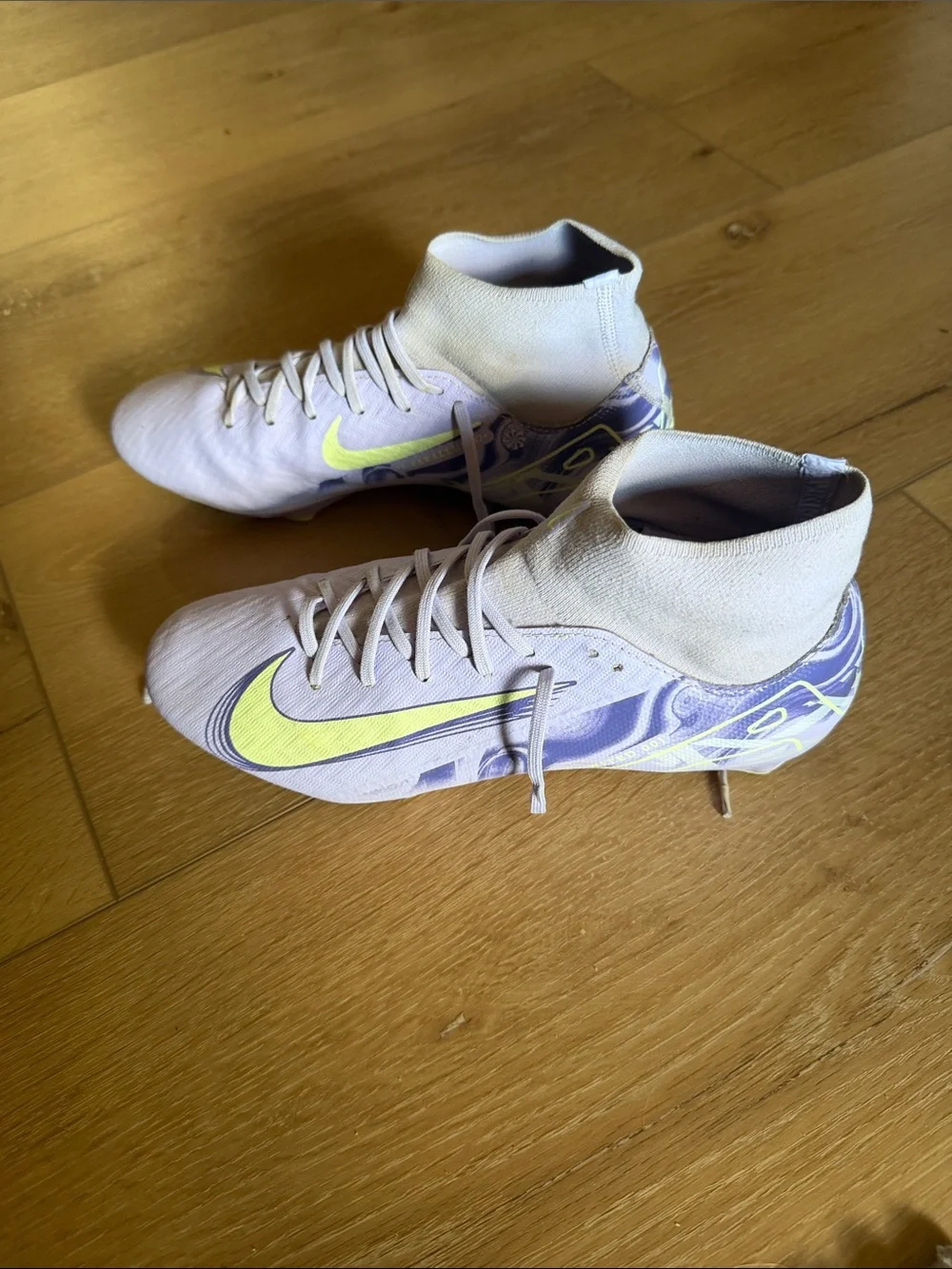 Nike Women’s Light Purple Lace-Up Soccer Boots with Yellow Swoosh